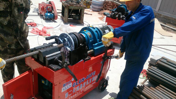 固力士鋼筋直螺紋滾絲機現場施工